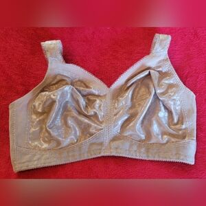EUC Playtex 18 Hour Original Comfort Strap Wirefree Beige Bra